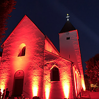 "Night of Light" taucht die Alte Kirche in Lahr wieder in rotes Licht