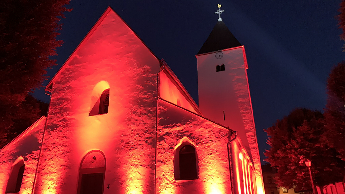 "Night of Light" taucht die Alte Kirche in Lahr wieder in rotes Licht