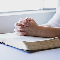 Christliches Glaubensbekenntnis konkret - zwei Angebote